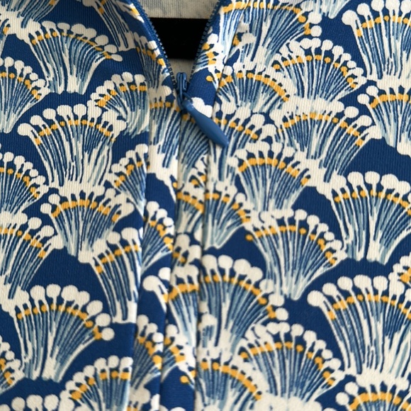 Jay McLaughlin, ladies quarter, zip, contemporary top pattern, stretchy, small. - Picture 3 of 10